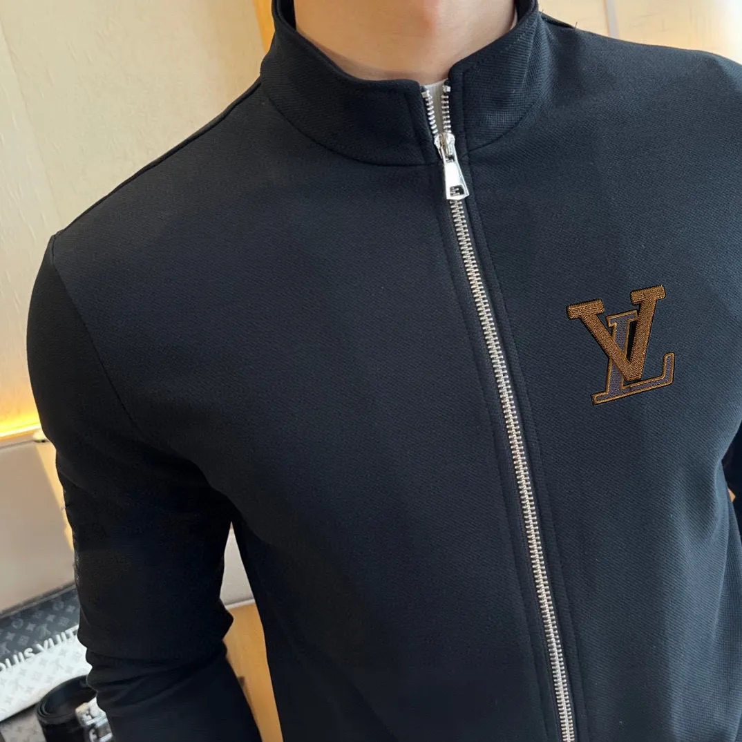 🅿️420 [LV Louis Vuitton] (Fat Man Gospel) hot-selling suit is coming. Focus on the original version of the official website. 2025 new hot-selling cardigan sweater suit. The original order is the best. 🇭🇰The meticulous work of top designers is dedicated to a fitting and perfect upper body effect. All-natural high-quality Roman cotton 100%, close-fitting comfort, noble and elegant! Original hardware embodies elegance and nobility! Counter size: M-5XL (maximum wear up to 220 pounds)